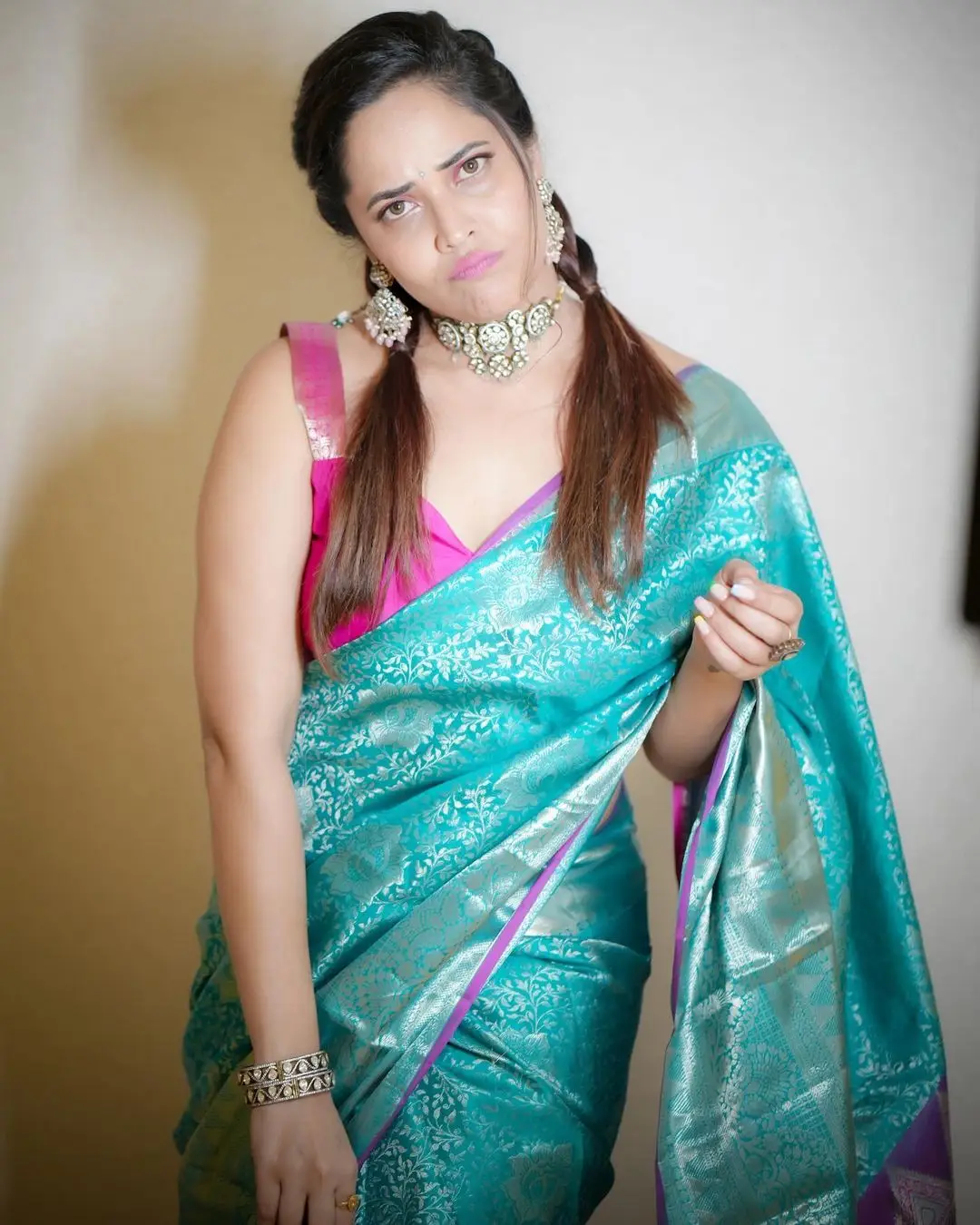 Maa TV Anchor Anasuya Bharadwaj in Green Saree Pink Sleeveless Blouse